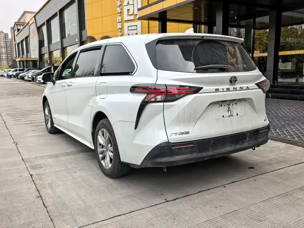 Toyota Sienna — фото 5