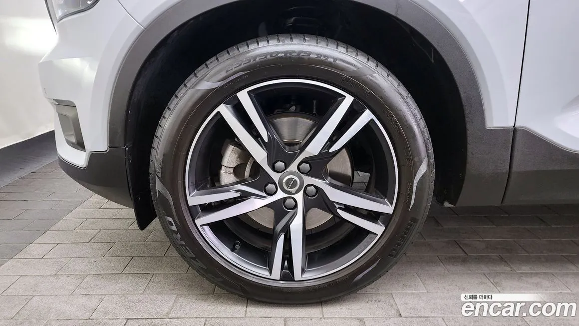 Volvo XC40 — фото 10