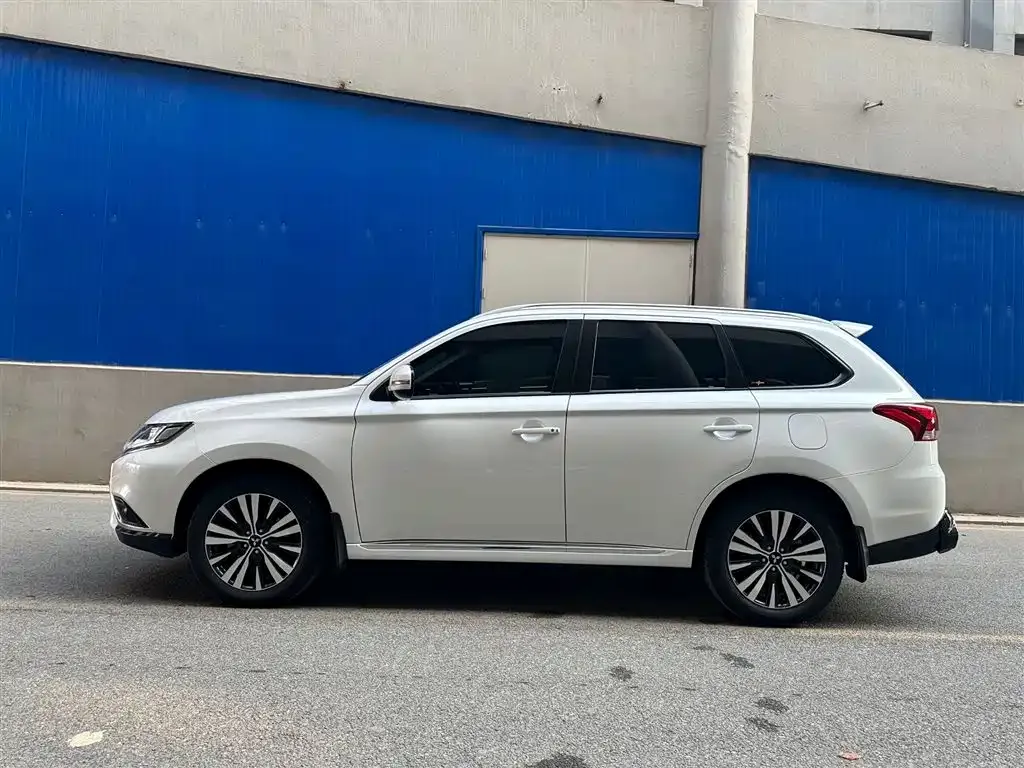 Mitsubishi Outlander 2022 из CN, фото 3