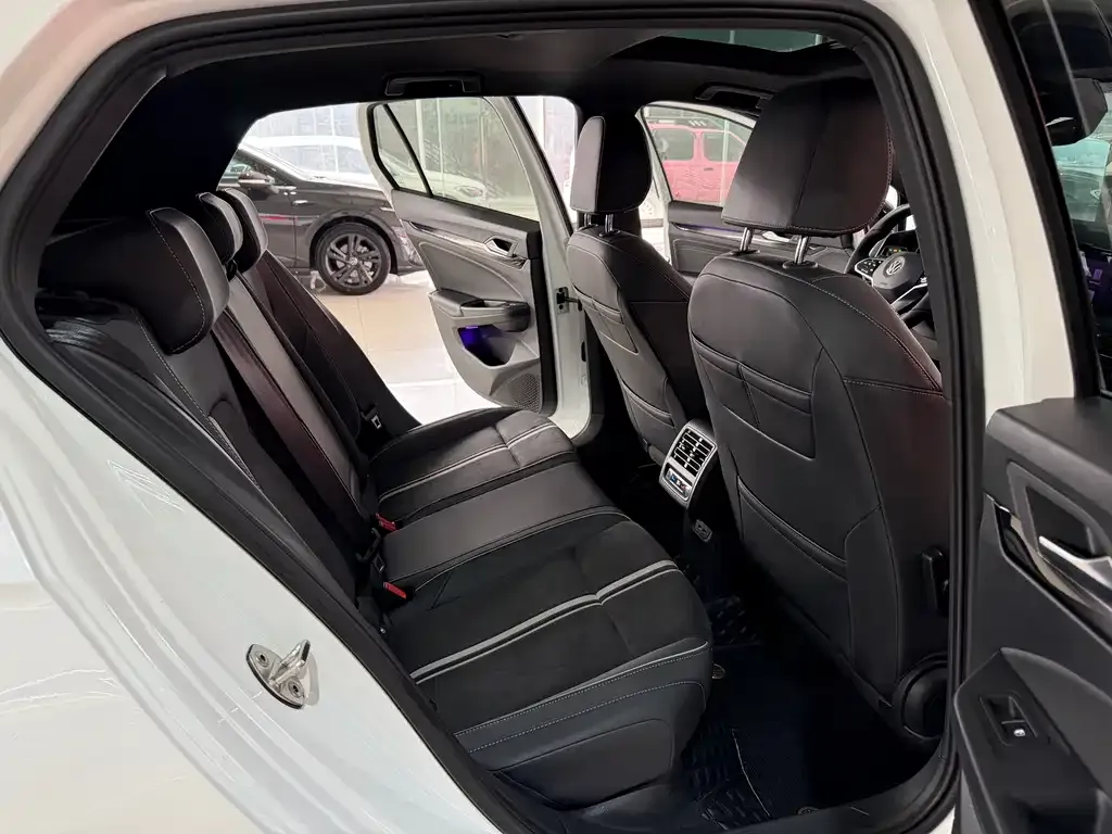 Volkswagen Golf 2022 из CN, фото 2