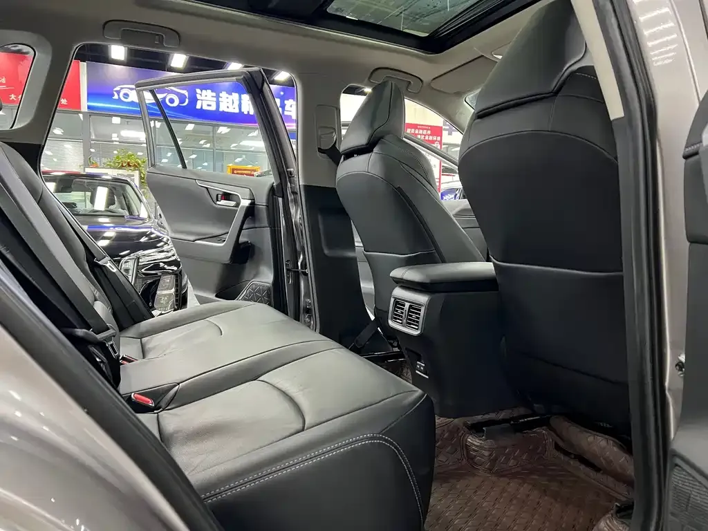 Toyota Wildlander 2023 из CN, фото 3