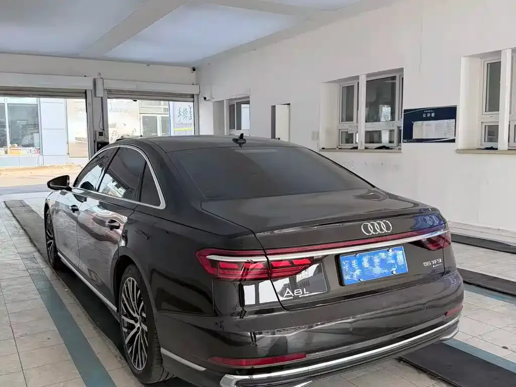 Audi A8 — фото 10