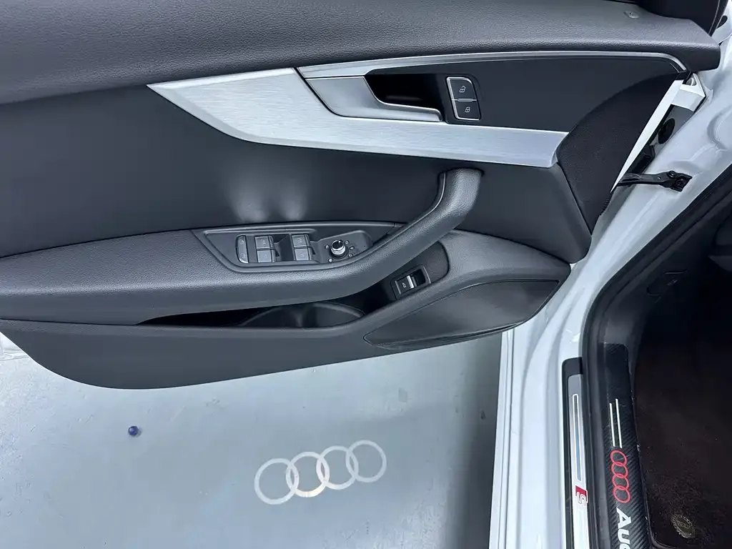 Audi A4L 2024 из CN, фото 8