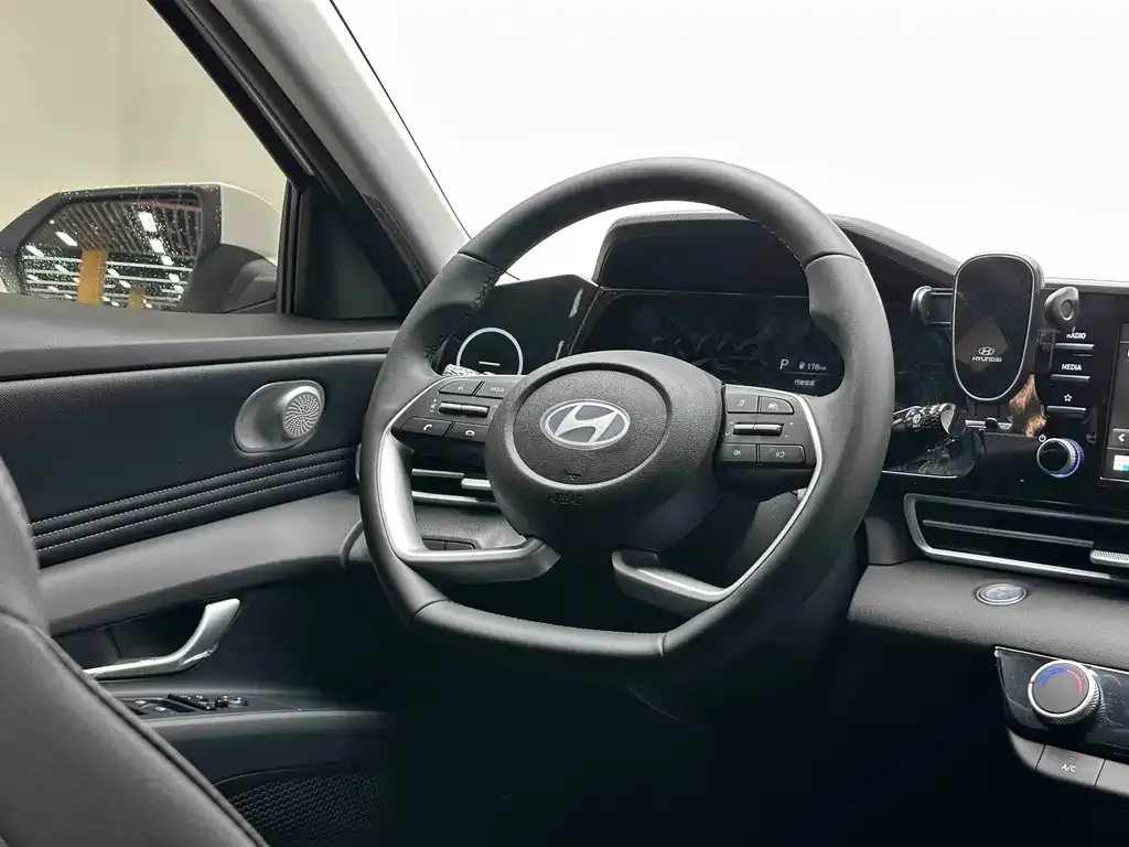 Hyundai Elantra 2025 из CN, фото 5