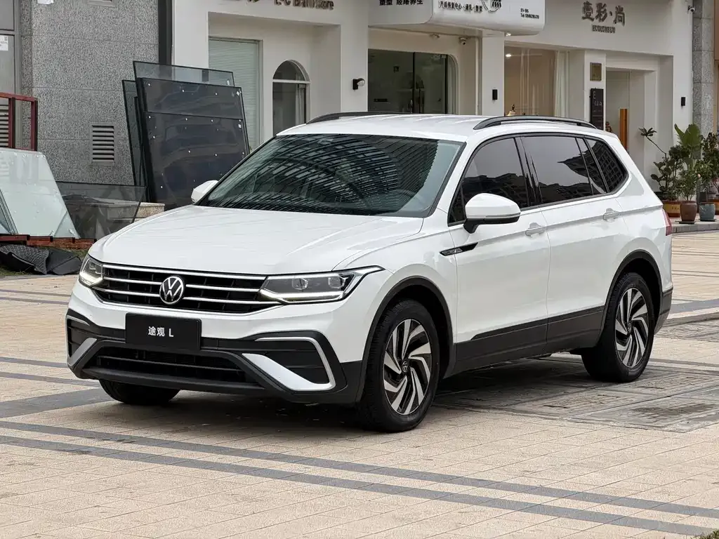 Volkswagen Tiguan L — фото 1