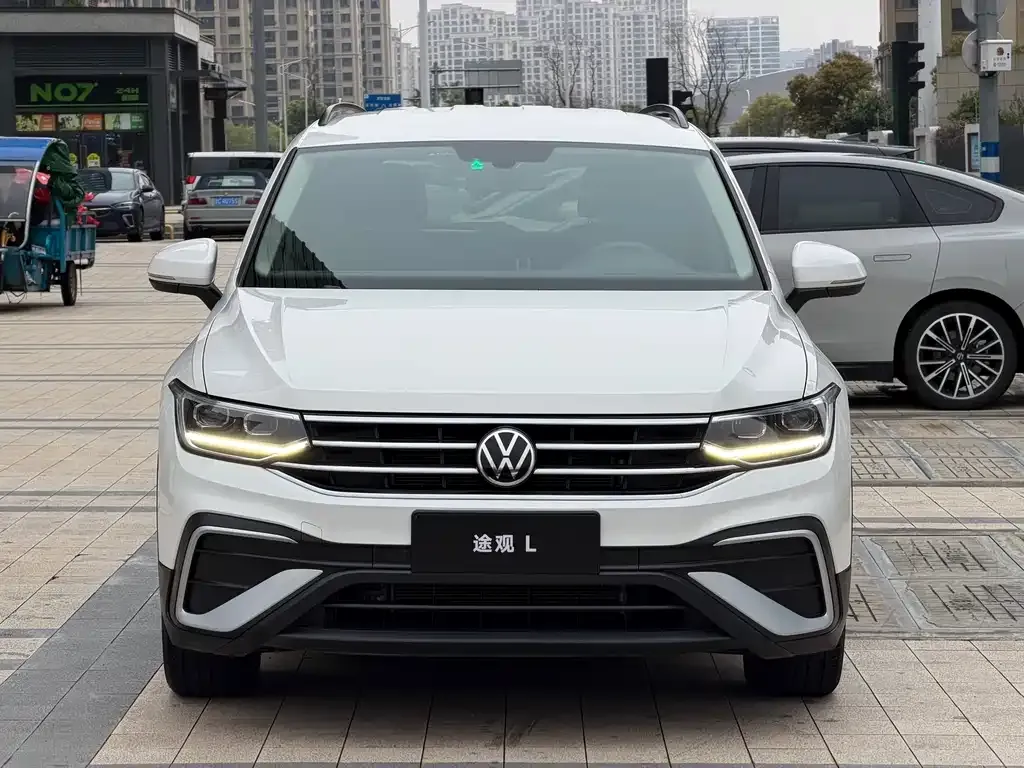 Volkswagen Tiguan L — фото 2