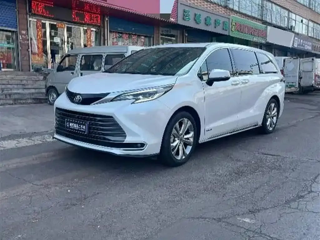 Toyota Sienna — фото 1