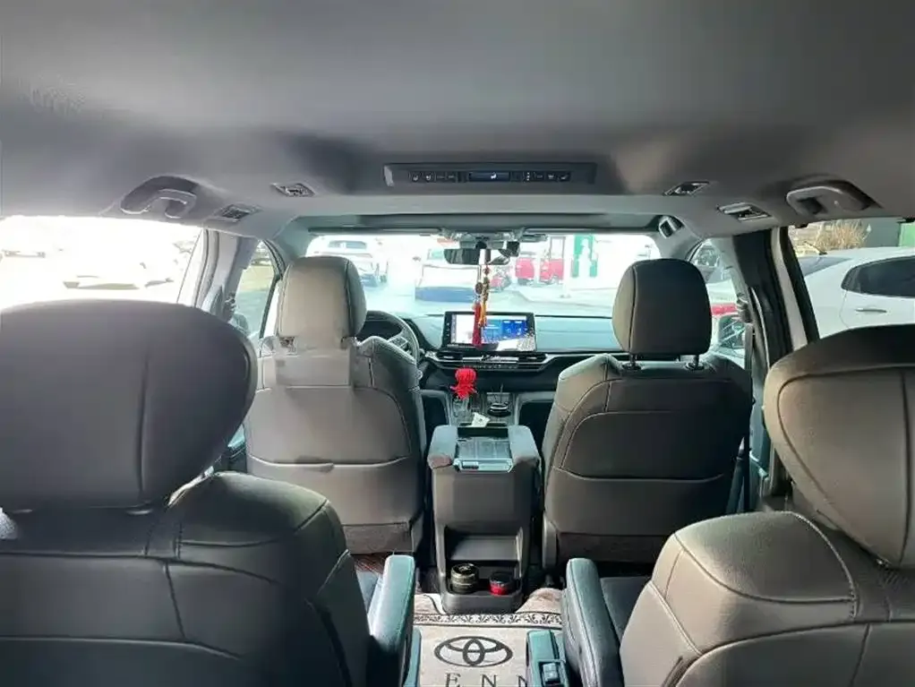Toyota Sienna — фото 6