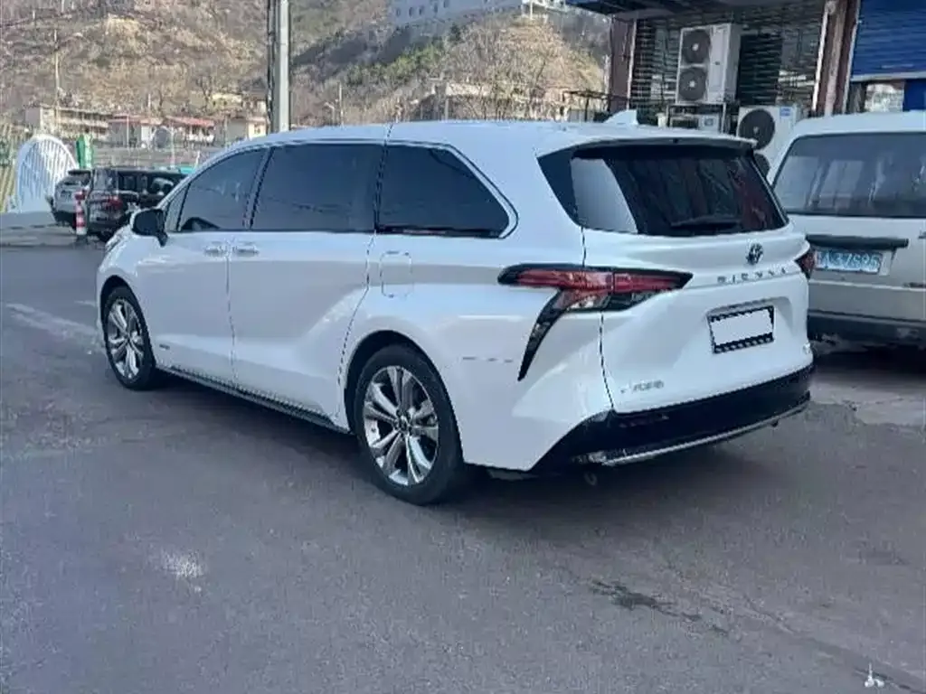 Toyota Sienna — фото 5