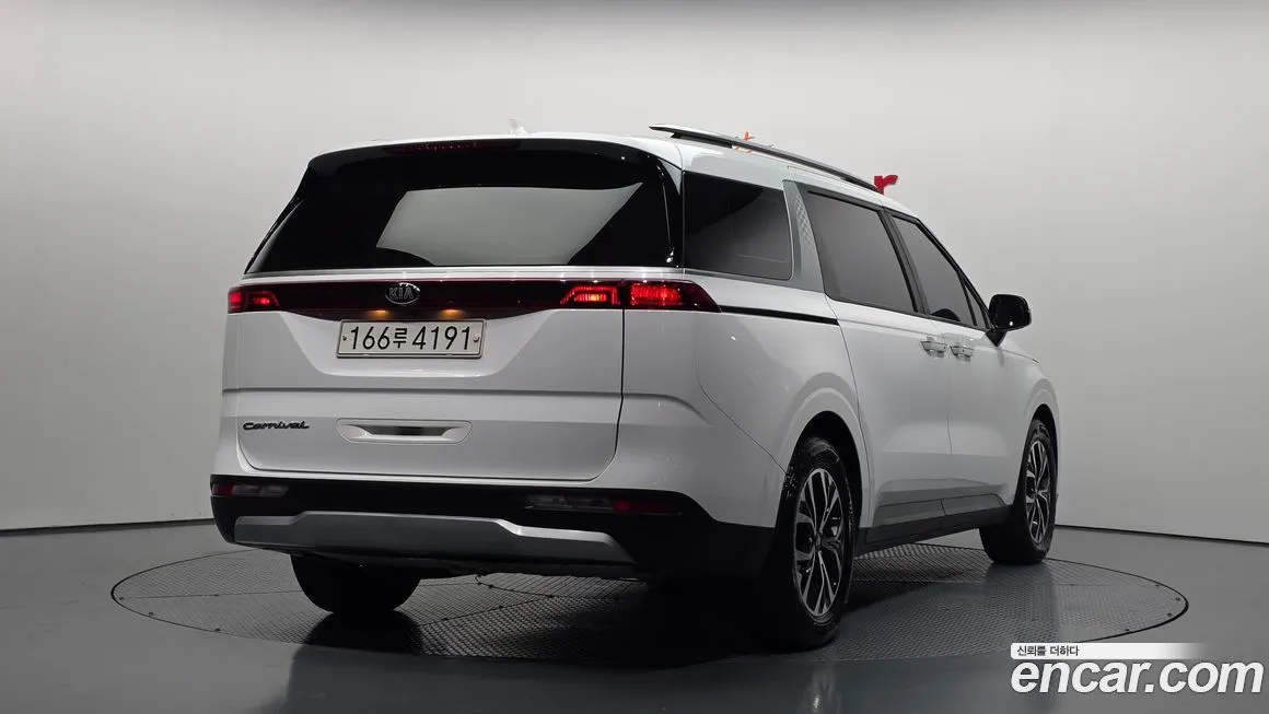 Kia Carnival — фото 4