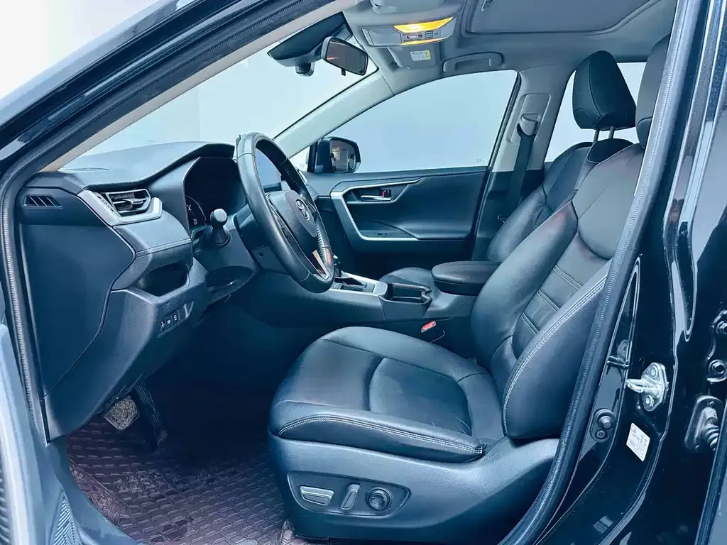 Toyota RAV4 2023 из CN, фото 8