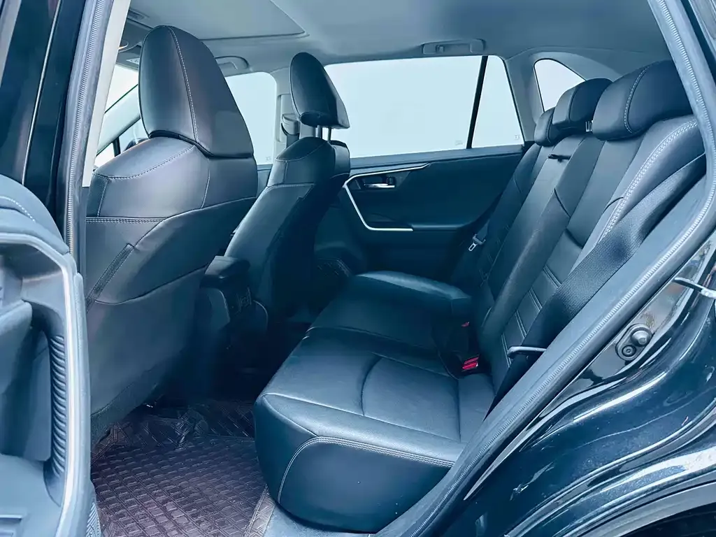 Toyota RAV4 2023 из CN, фото 5