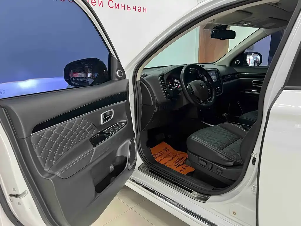 Mitsubishi Outlander 2023 из CN, фото 9