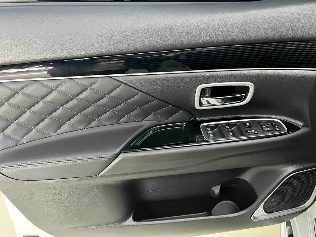 Mitsubishi Outlander 2023 из CN, фото 10