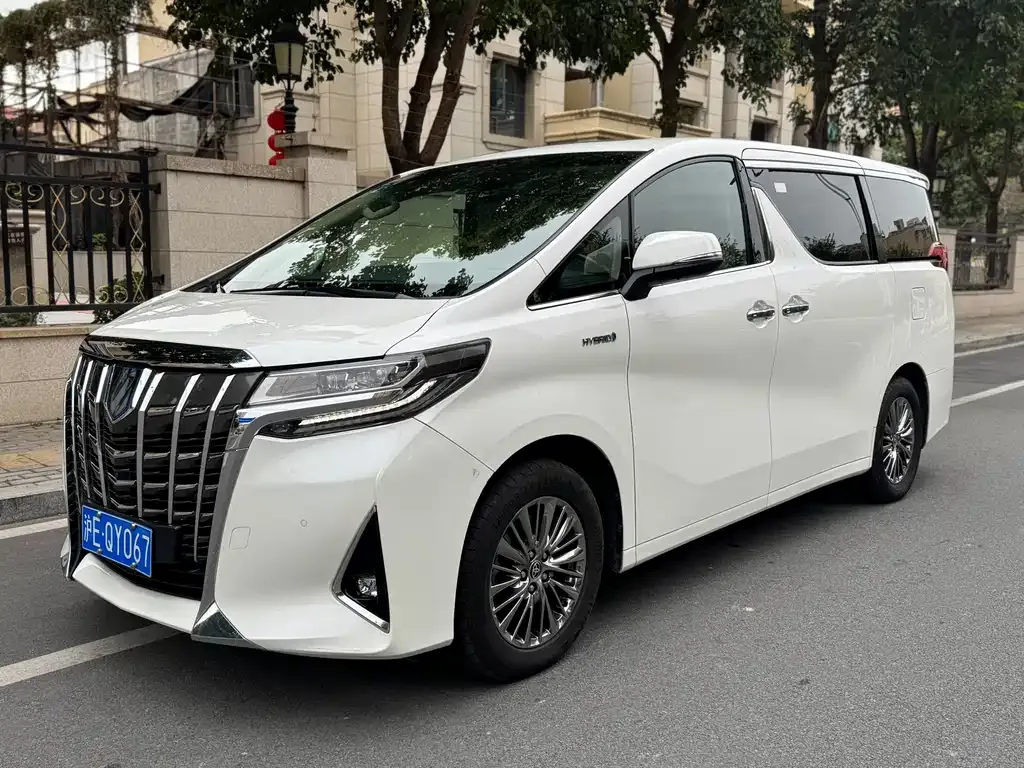 Toyota Alphard — фото 1