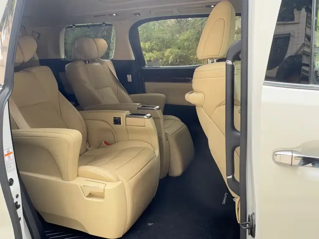 Toyota Alphard — фото 4