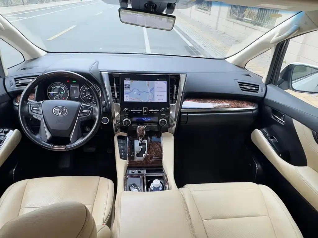 Toyota Alphard — фото 2