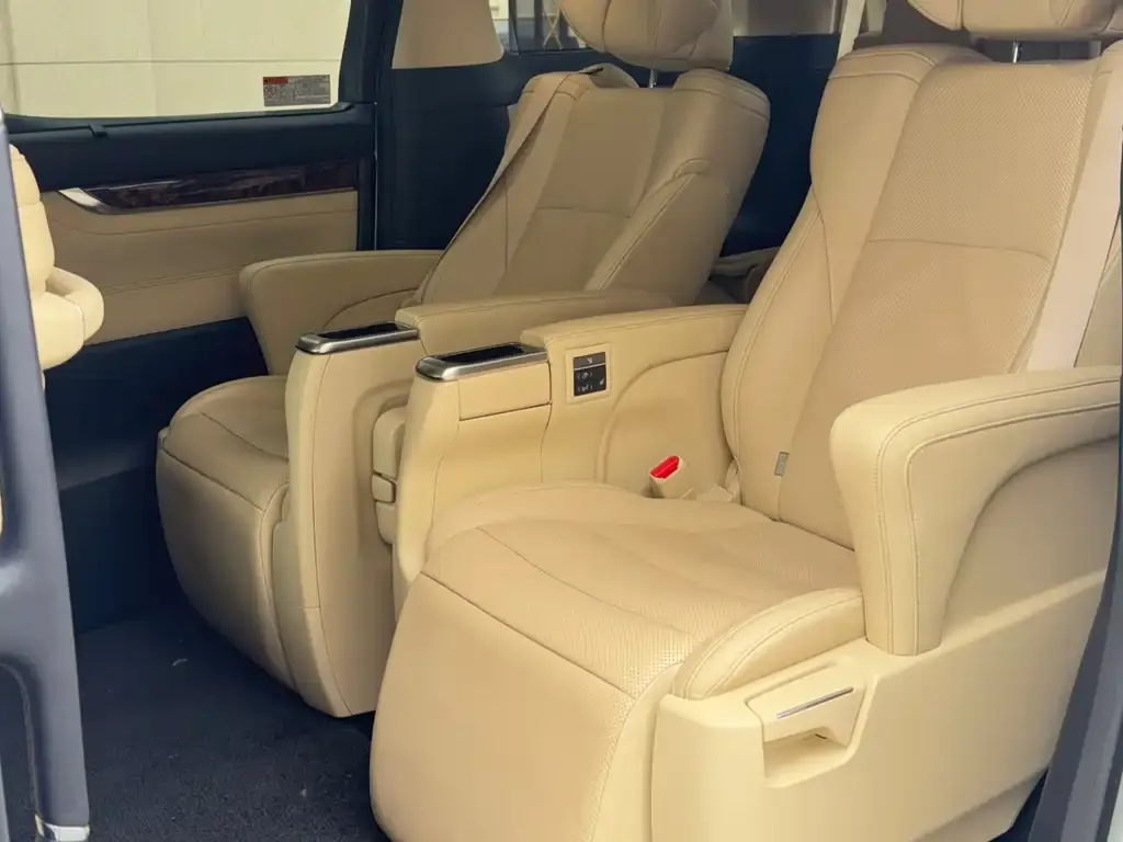 Toyota Alphard — фото 3