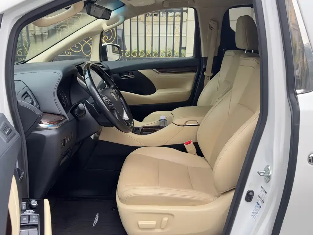 Toyota Alphard — фото 9