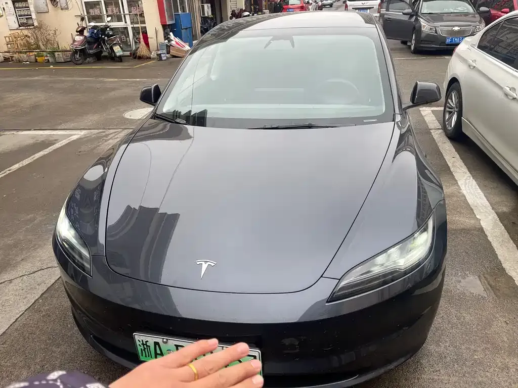 Tesla Model 3 — фото 1
