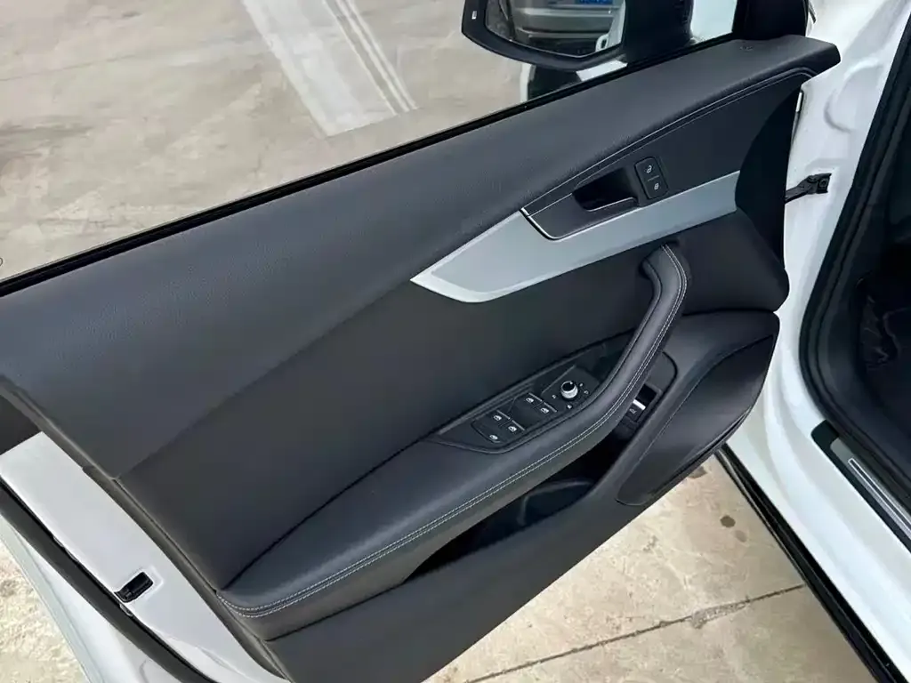 Audi A4L 2022 из CN, фото 2