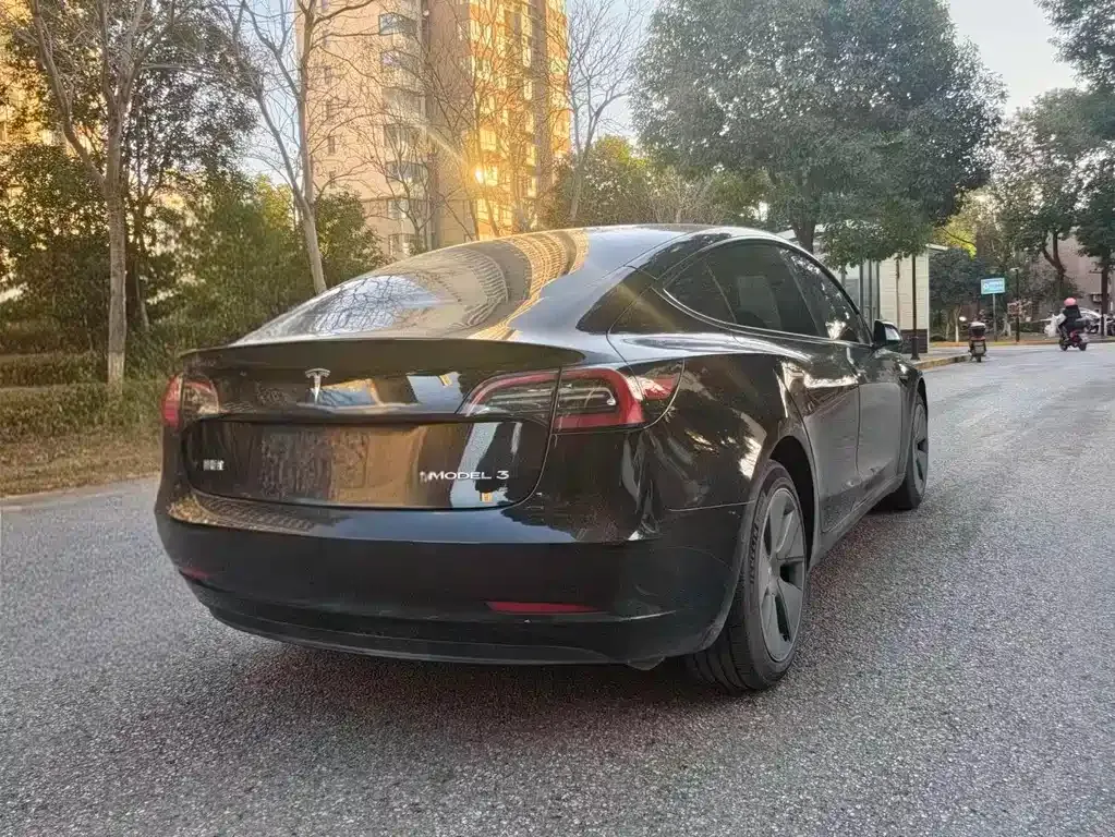 Tesla Model 3 — фото 7