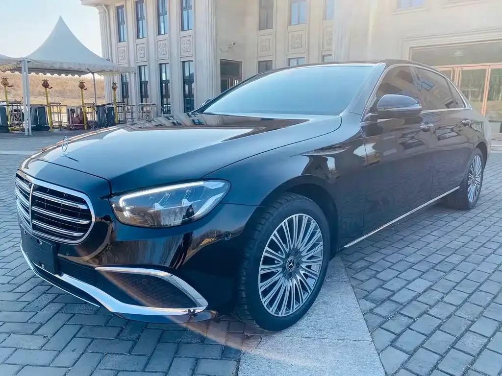 Mercedes-Benz E-Class — фото 1