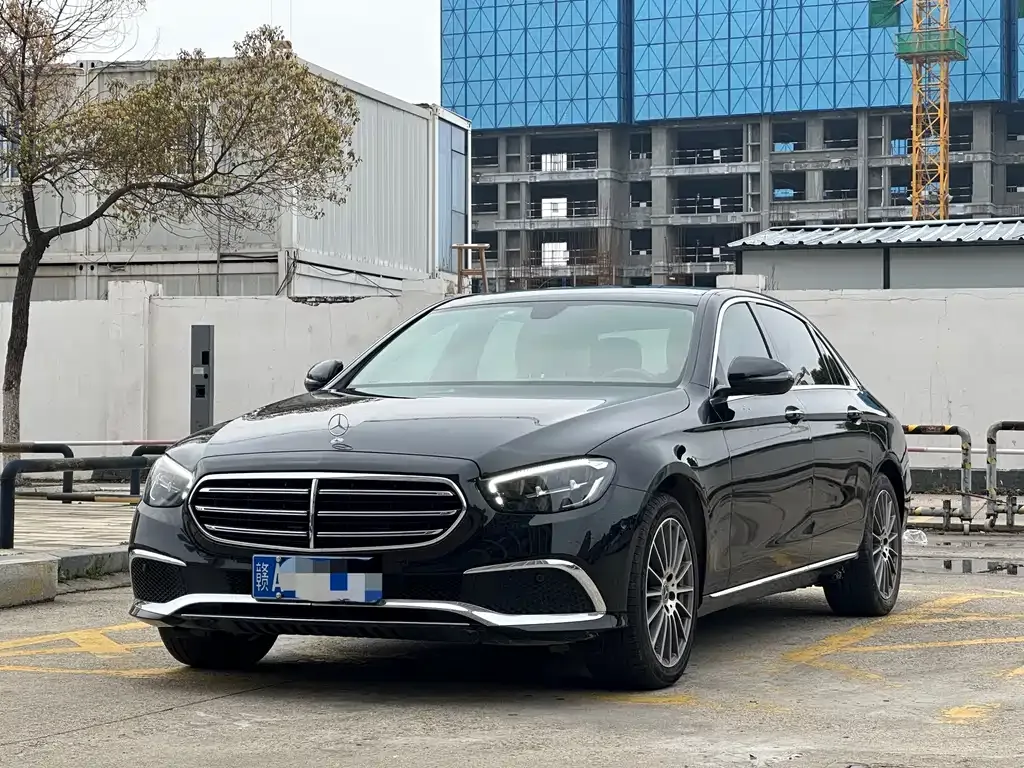 Mercedes-Benz E-Class — фото 1