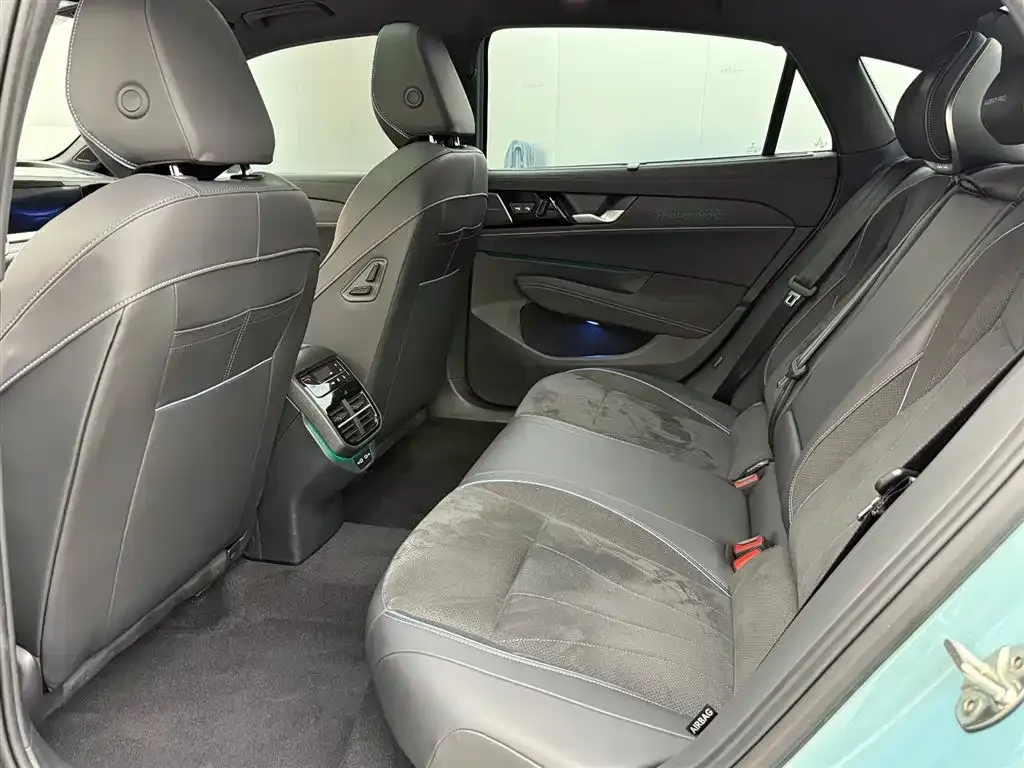 Volkswagen Passat 2024 из CN, фото 2