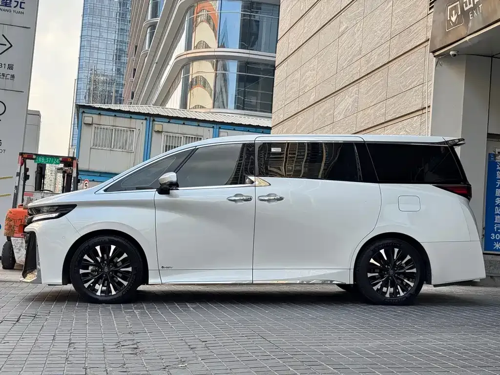 Toyota Vellfire — фото 8