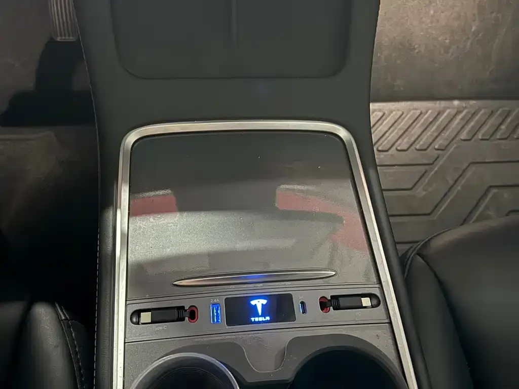 Tesla Model Y — фото 10