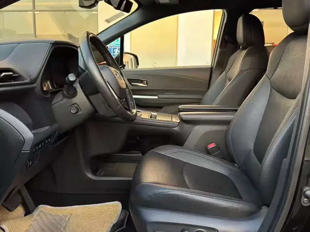 Toyota Sienna 2022 из CN, фото 2