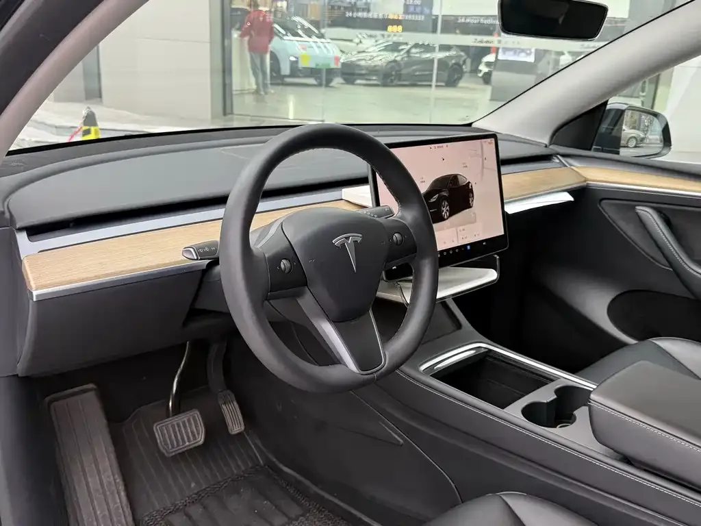Tesla Model Y — фото 7