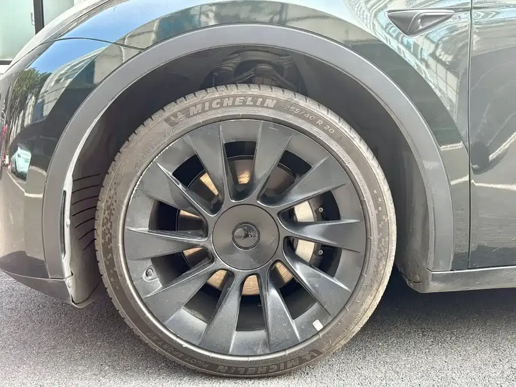 Tesla Model Y — фото 7