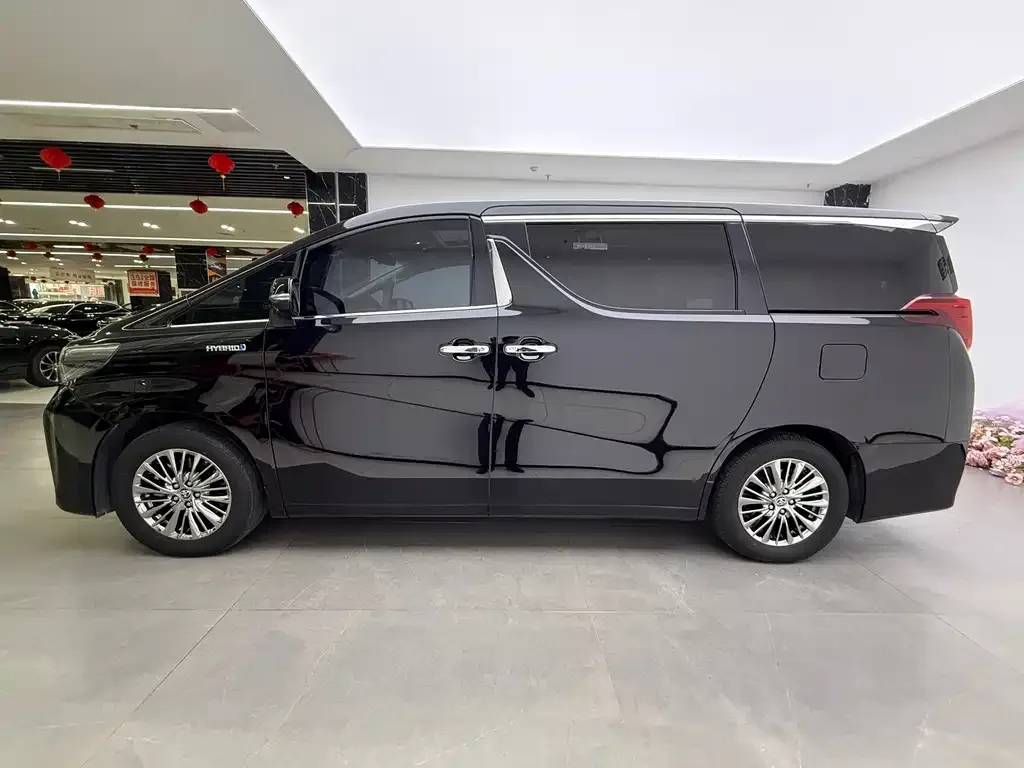Toyota Alphard — фото 9