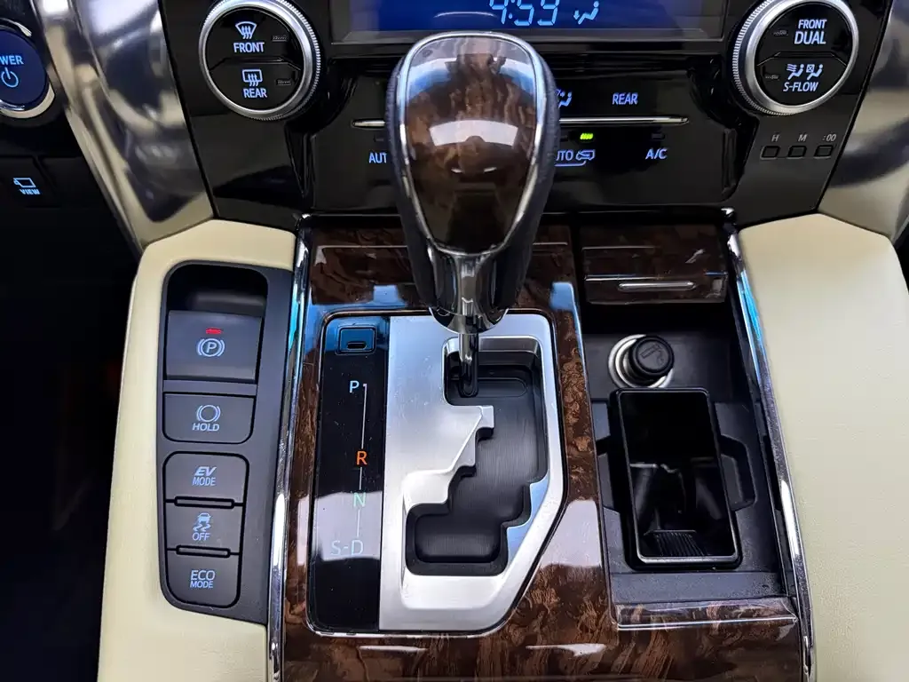 Toyota Alphard — фото 5