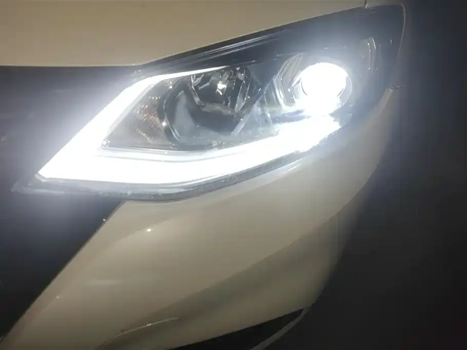 Nissan Tiida — фото 4