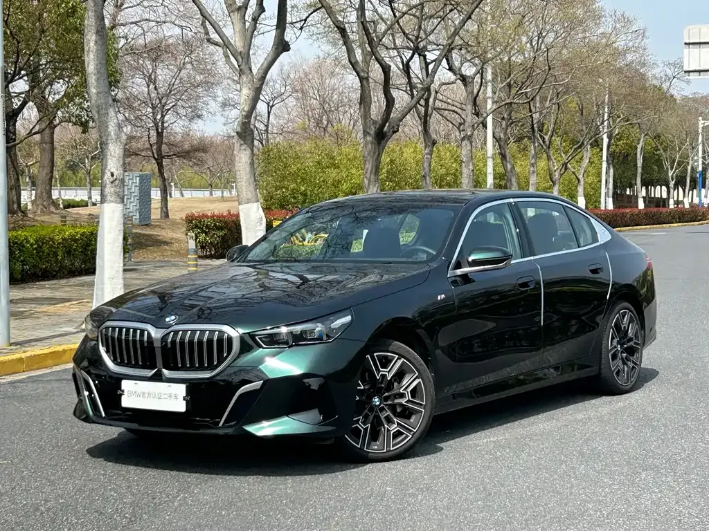 BMW 5 Series — фото 1