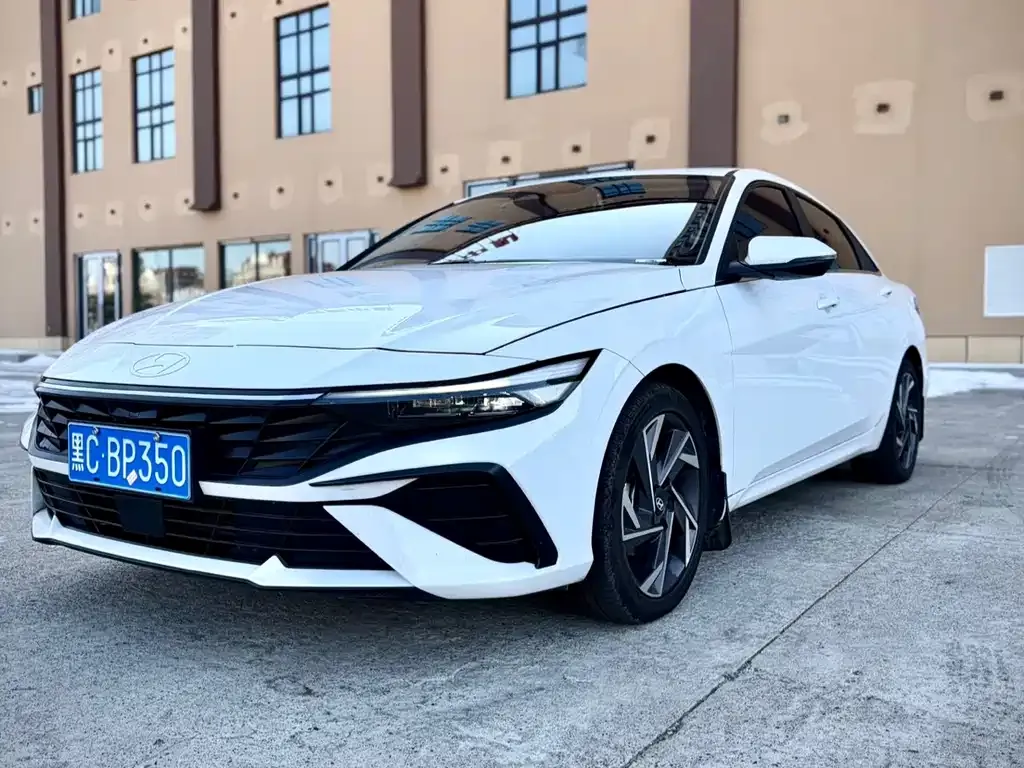 Hyundai Elantra — фото 1
