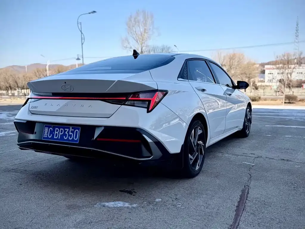 Hyundai Elantra — фото 8