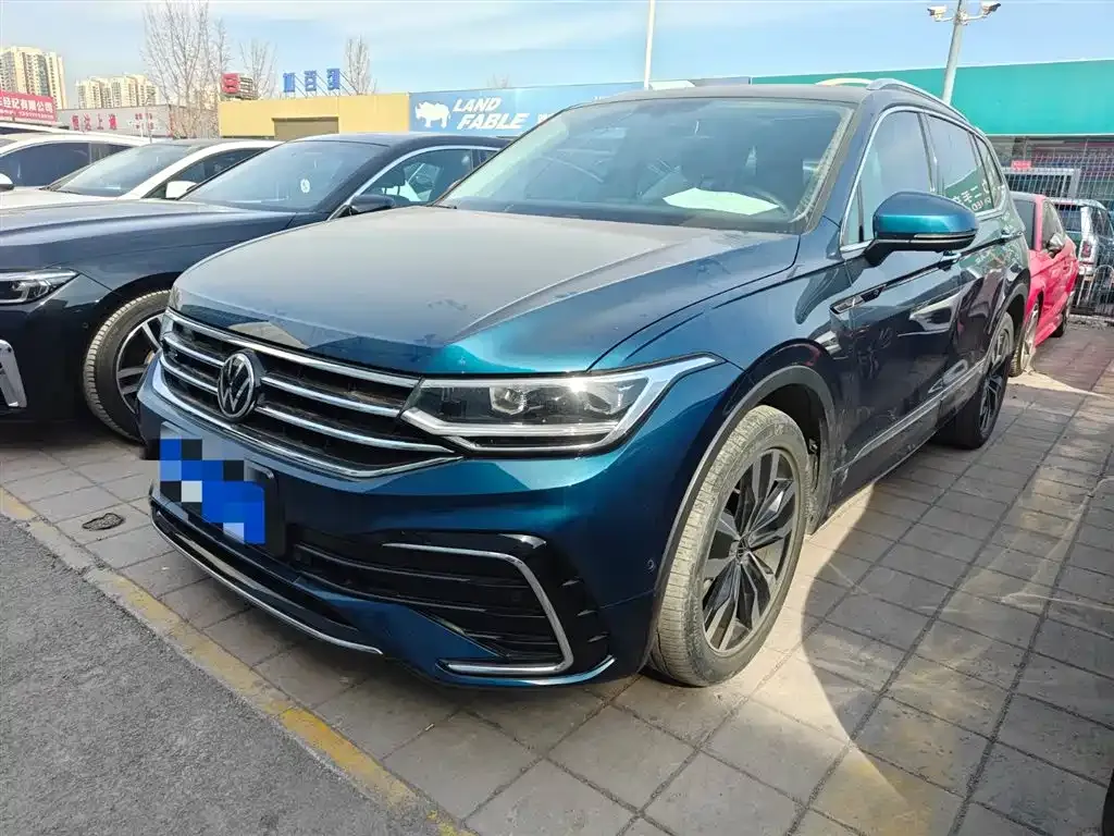 Volkswagen Tiguan L — фото 1