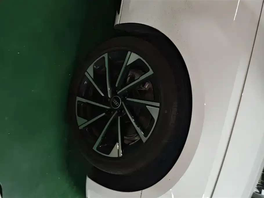 Audi A4L 2023 из CN, фото 2