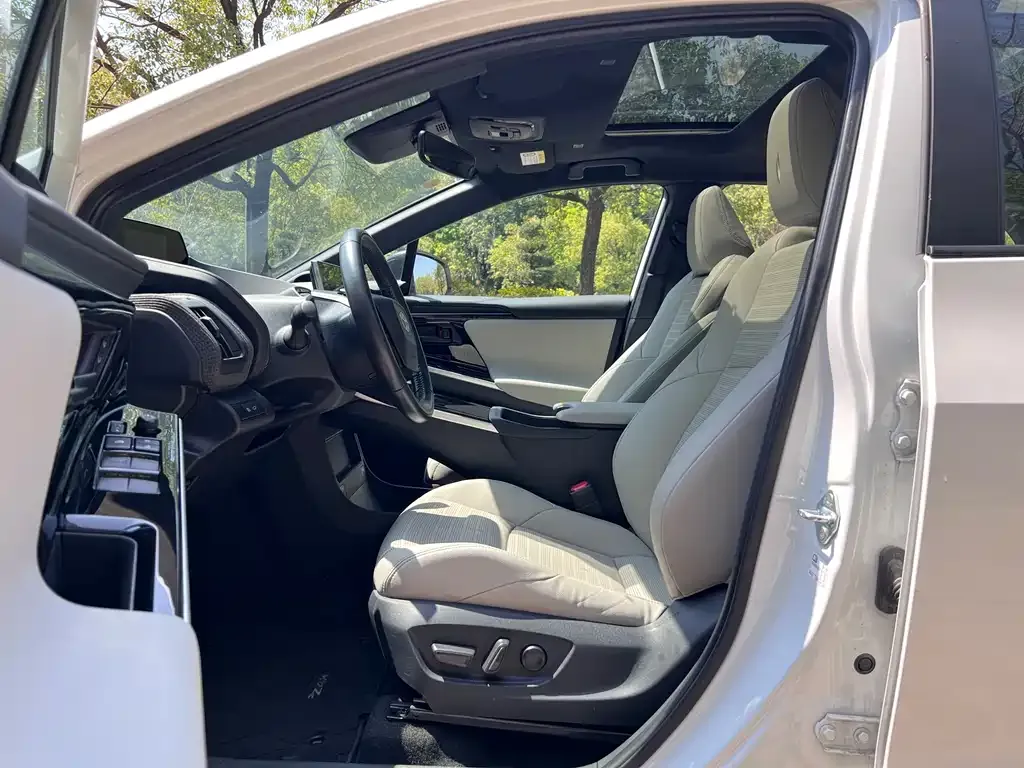 Toyota Platinum 4X 2024 из CN, фото 7