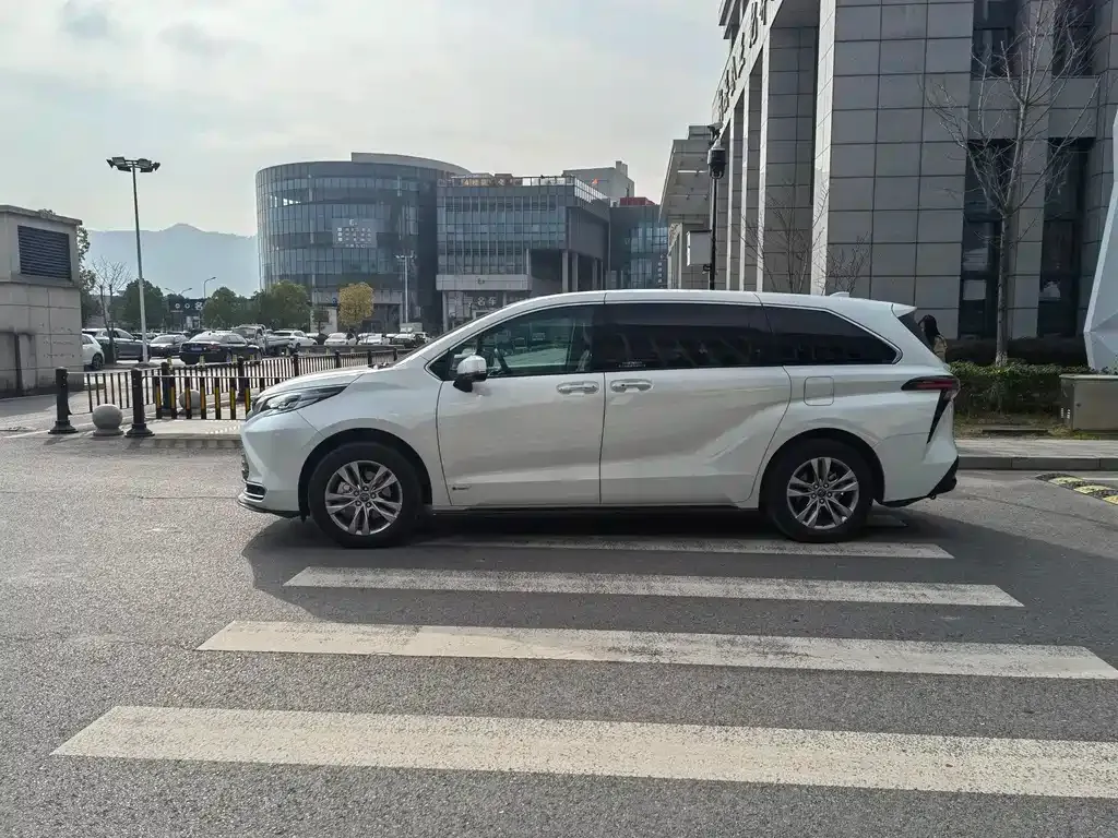 Toyota Sienna 2024 из CN, фото 2