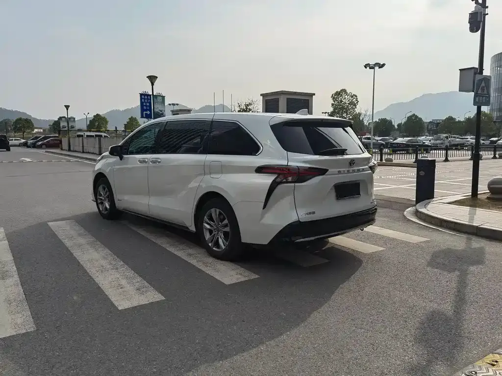 Toyota Sienna 2024 из CN, фото 4