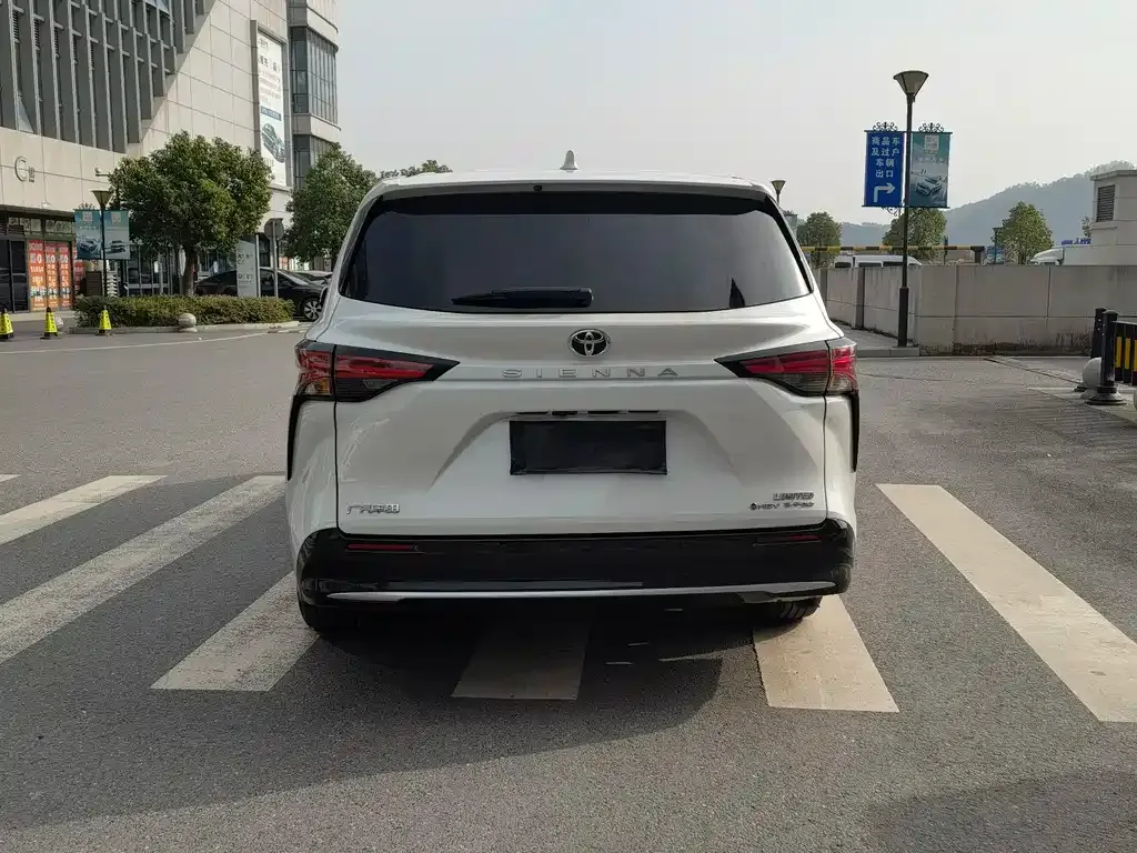 Toyota Sienna 2024 из CN, фото 6