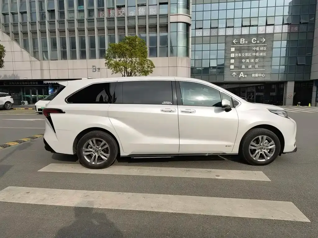 Toyota Sienna 2024 из CN, фото 7