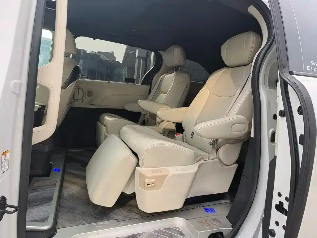 Toyota Sienna 2024 из CN, фото 5