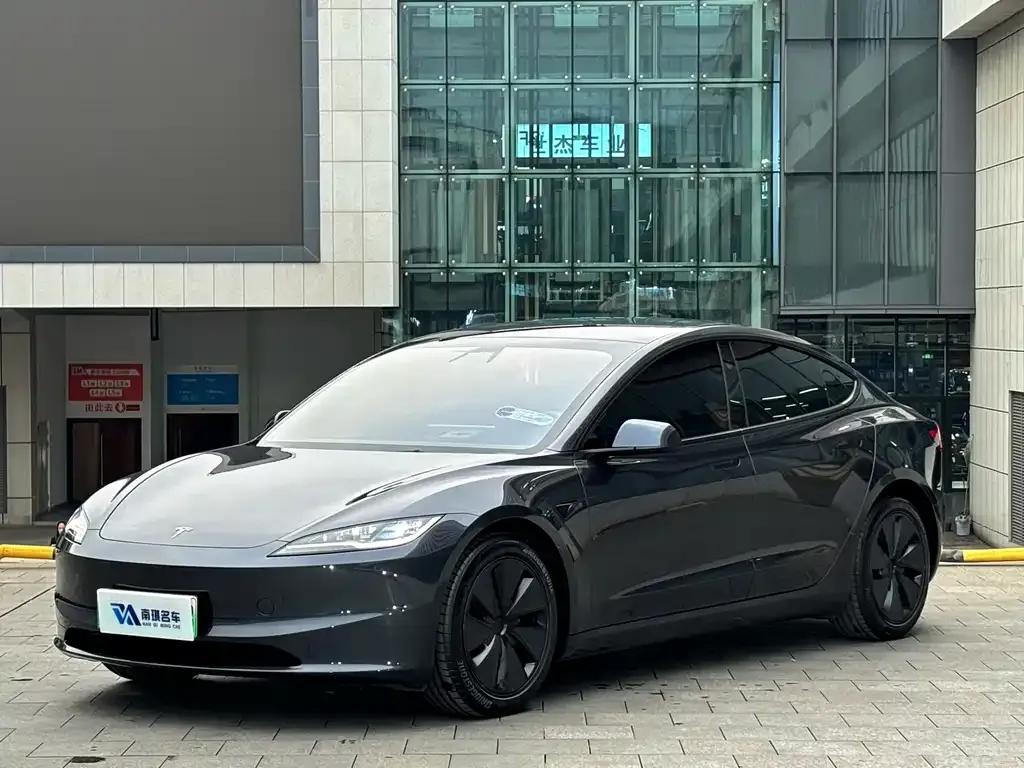 Tesla Model 3 — фото 1