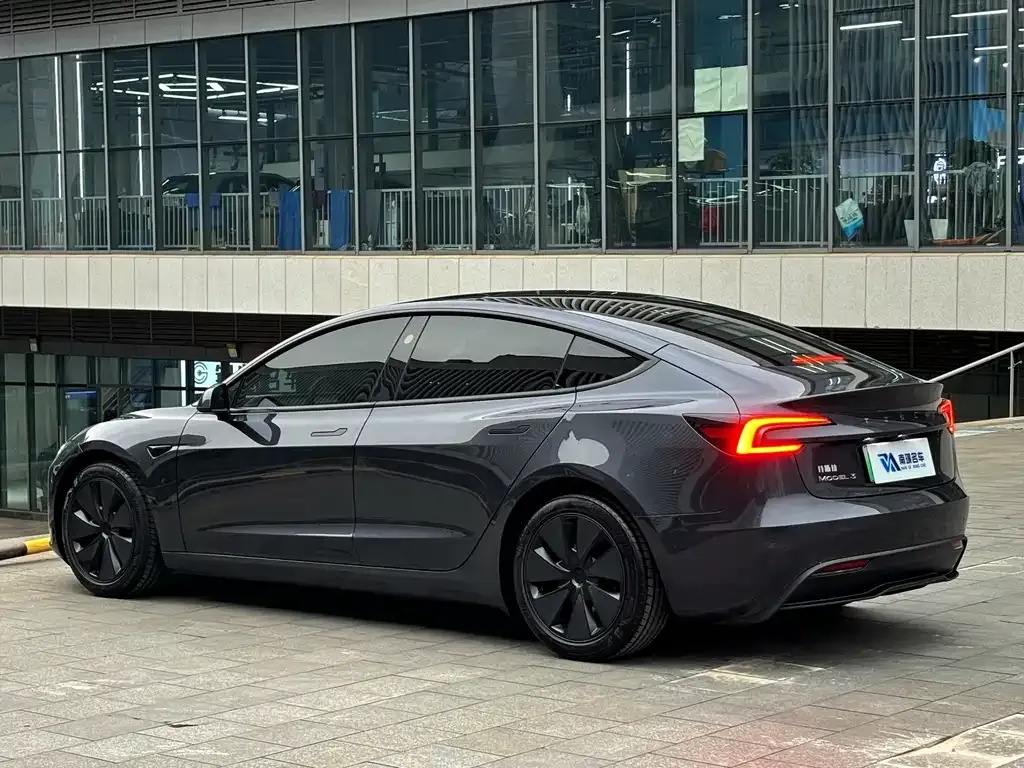 Tesla Model 3 — фото 5